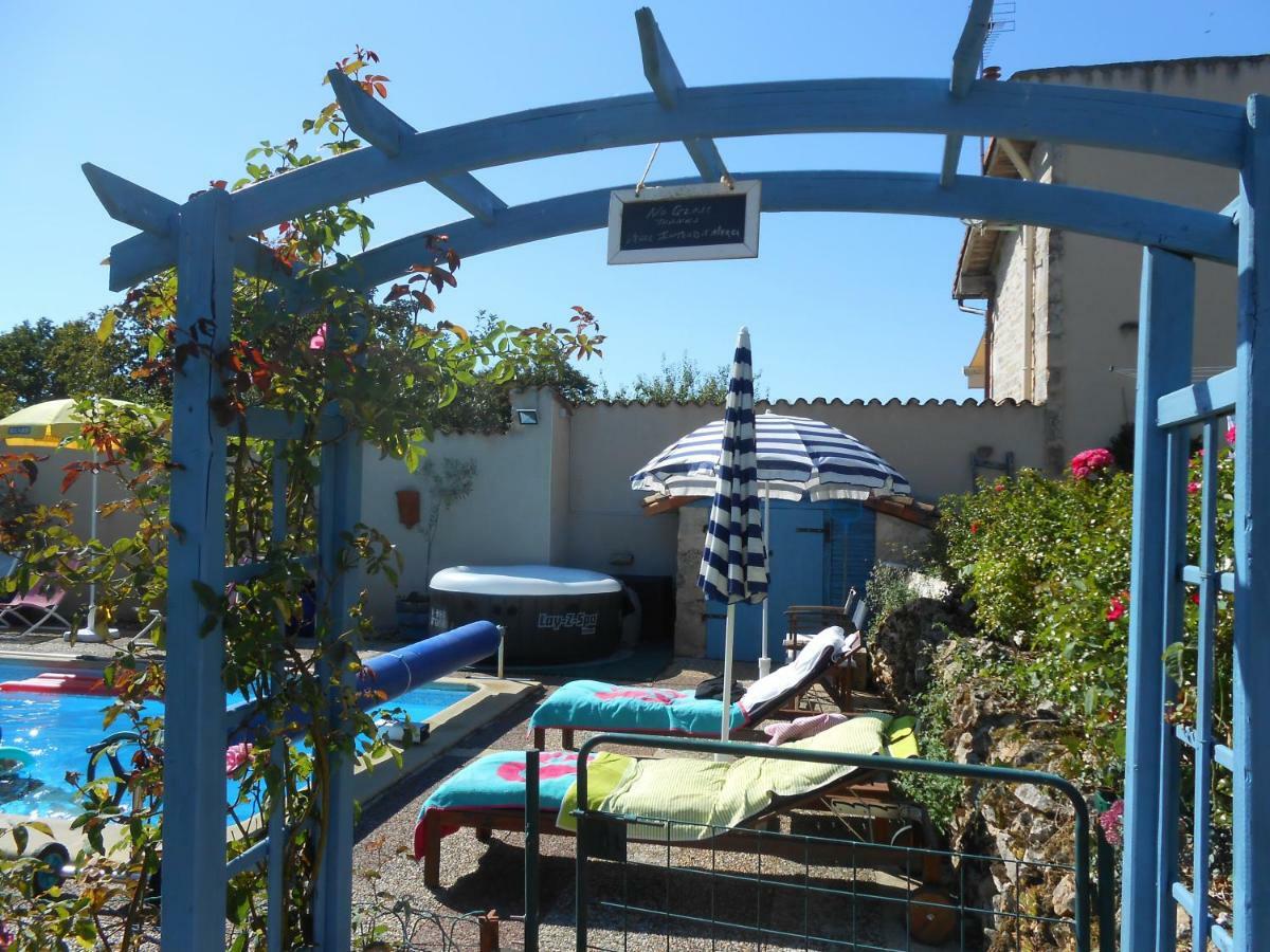Chat Noir Gite Et Chambre D'Hotes Genouille  Exterior photo
