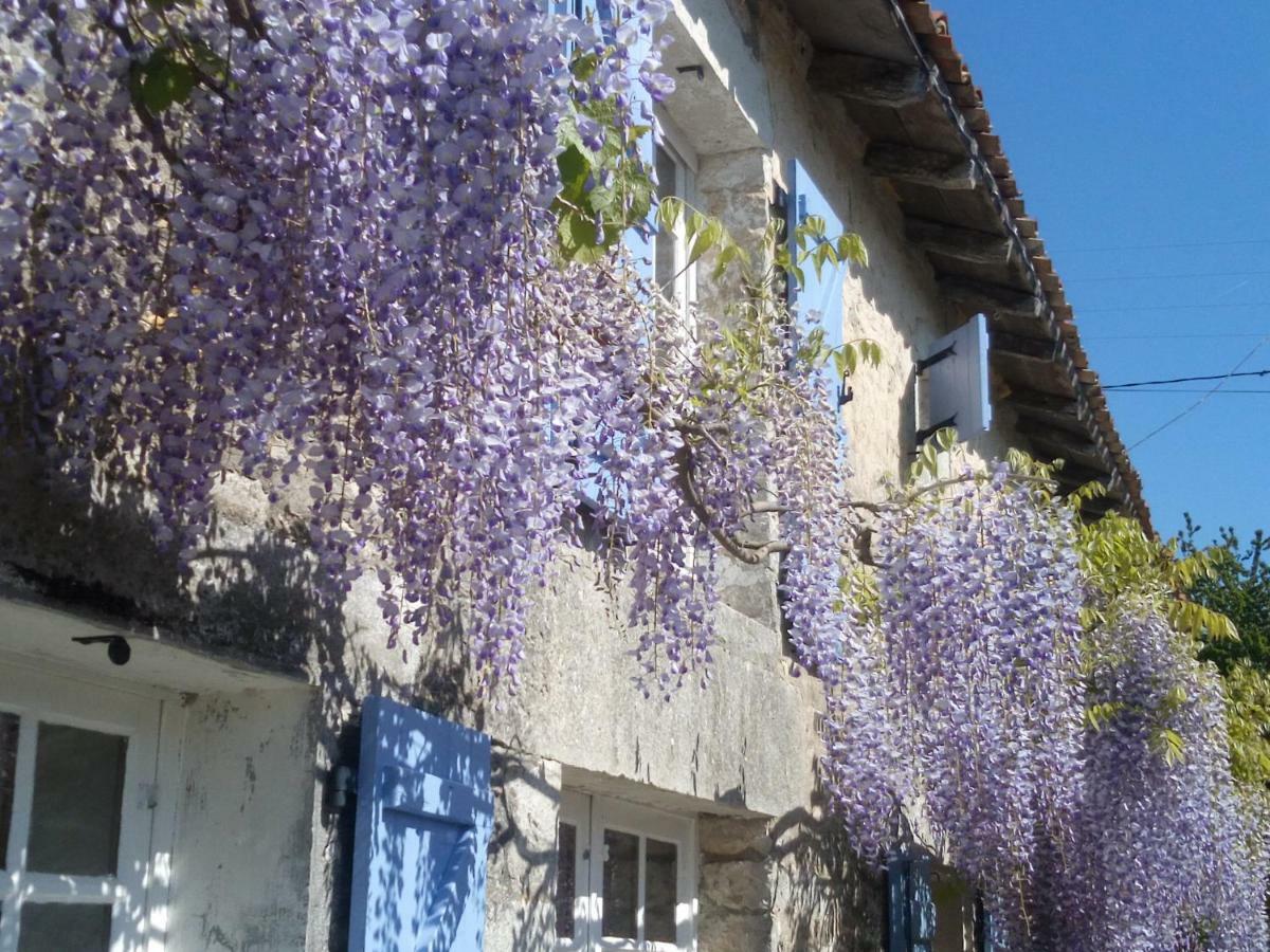 Chat Noir Gite Et Chambre D'Hotes Bed & Breakfast Genouille  Exterior photo