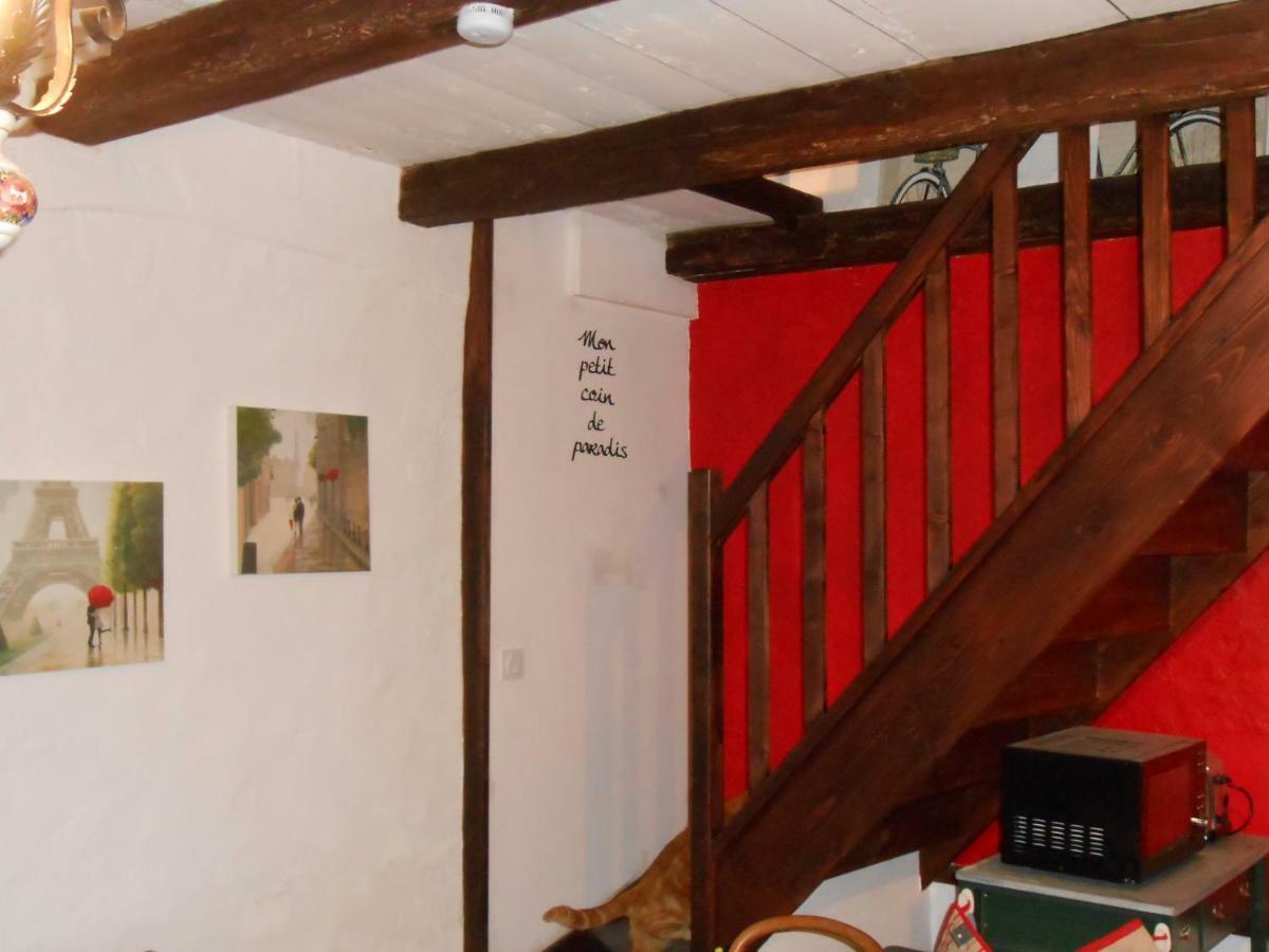 Chat Noir Gite Et Chambre D'Hotes Genouille  Exterior photo